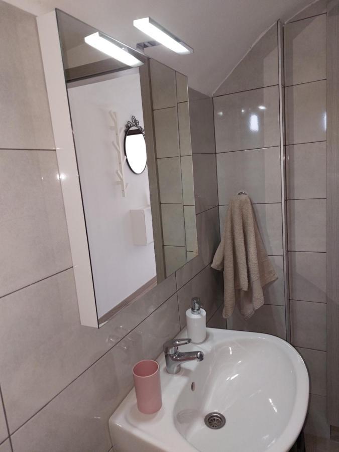 Apartman Biba Lubenice Bagian luar foto